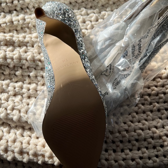 Ann Taylor Eryn Silver Glitter Kitten Heel Pump, Size 7 - Picture 6 of 11
